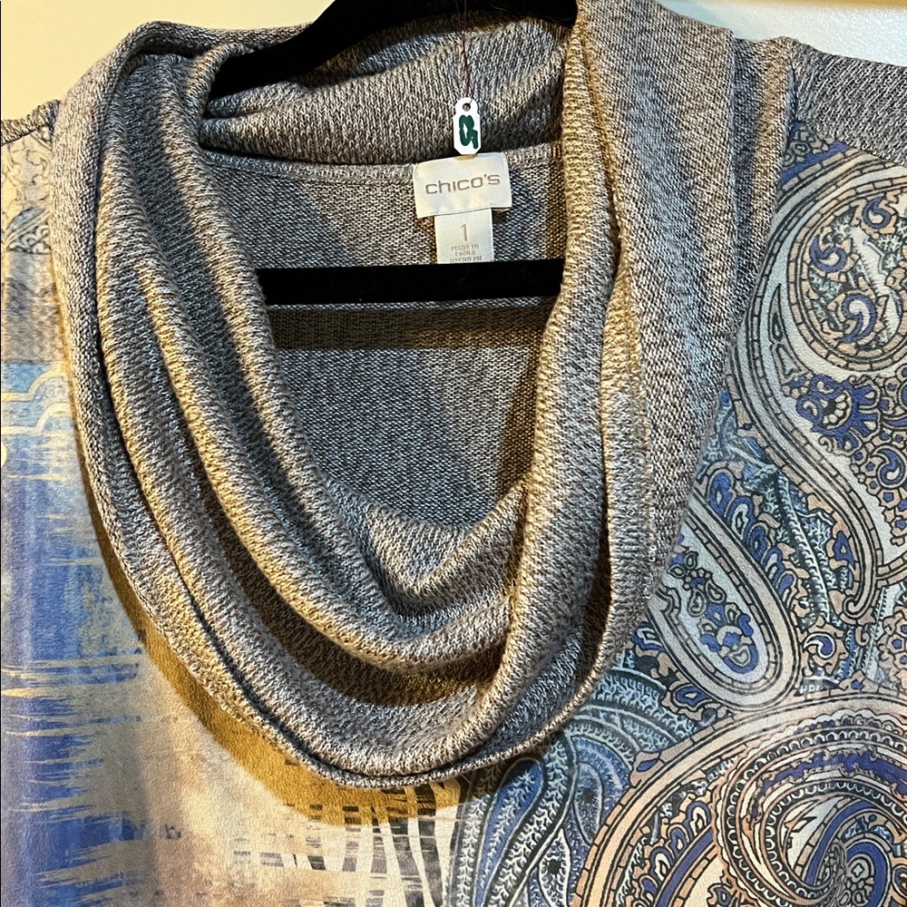 💲 2 💲if BUNDLED 3 or more $2 items Chico's Blue and Gray Top Size 1. C025 - Picture 3 of 8